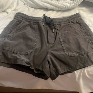 Athleta Farallon shorts 10. Dark green